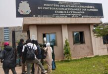 Guinée : Après plusieurs heures de blocage, les journalistes accèdent enfin à la conférence du ministre des Affaires étrangères.
