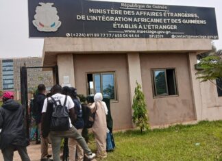 Guinée : Après plusieurs heures de blocage, les journalistes accèdent enfin à la conférence du ministre des Affaires étrangères.