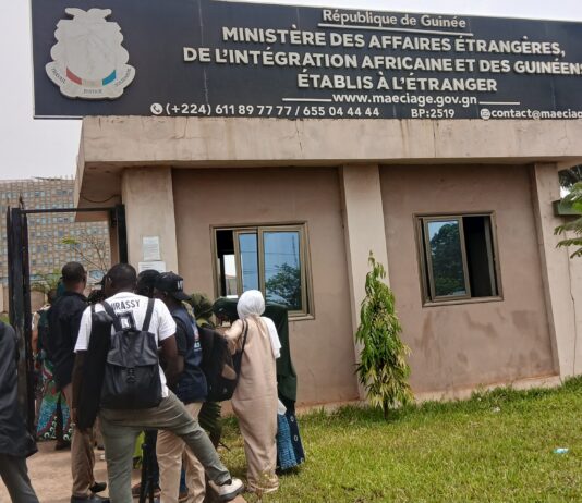 Guinée : Après plusieurs heures de blocage, les journalistes accèdent enfin à la conférence du ministre des Affaires étrangères.