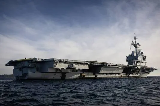 Guerre au Moyen-Orient : le porte-avions français « Charles-de-Gaulle » est arrivé en Méditerranée