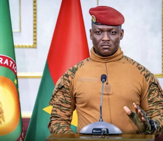 Le peuple burkinabé doit « oublier » la démocratie, a déclaré jeudi le chef de la junte