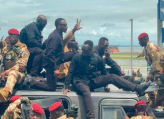 Fin de congé : Le président Mamadi Doumbouya regagne Conakry