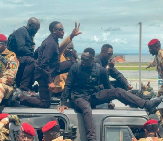 Fin de congé : Le président Mamadi Doumbouya regagne Conakry