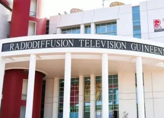 Guinée : Mamadi Doumbouya honore cinq femmes journalistes de la RTG pour leurs services rendus à la nation