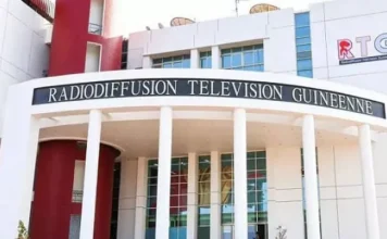 Guinée : Mamadi Doumbouya honore cinq femmes journalistes de la RTG pour leurs services rendus à la nation