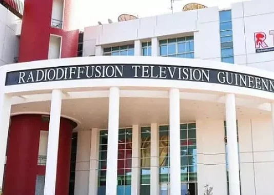 Guinée : Mamadi Doumbouya honore cinq femmes journalistes de la RTG pour leurs services rendus à la nation